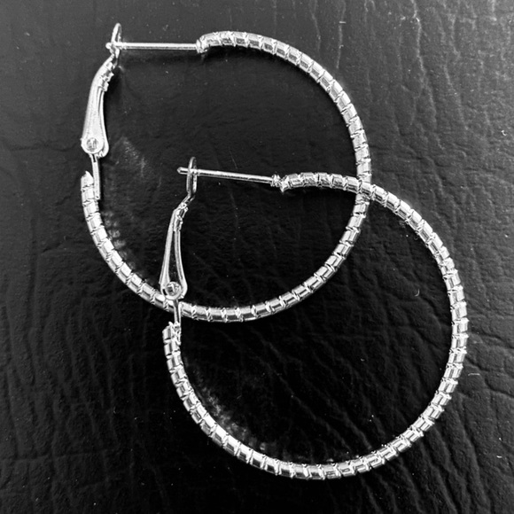 NWOT Silver Ultima Medium Size Hoop Earrings NEW - Picture 4 of 4